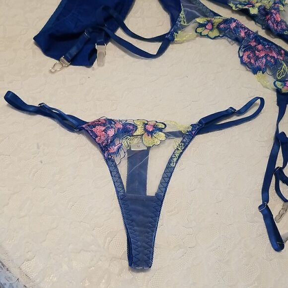 Beautiful 4 pieces lingerie never worn medium - Picture 2 of 11